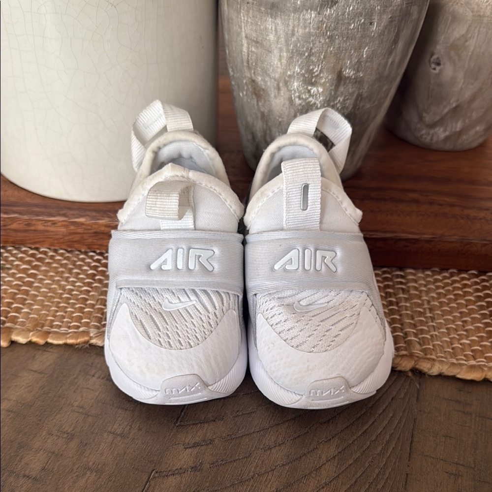 Nike White Sneakers Sleek Slip-On Design